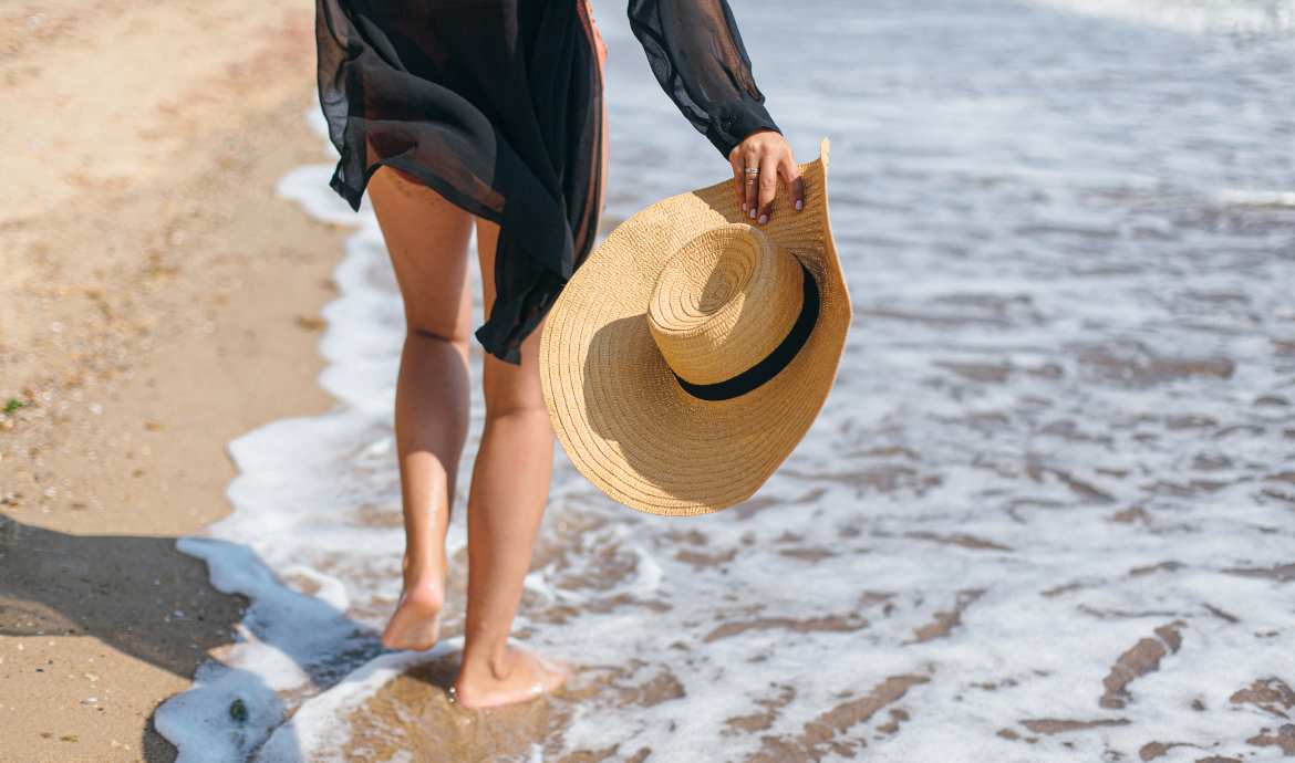 Kobieta idąca po plaży w medytacji